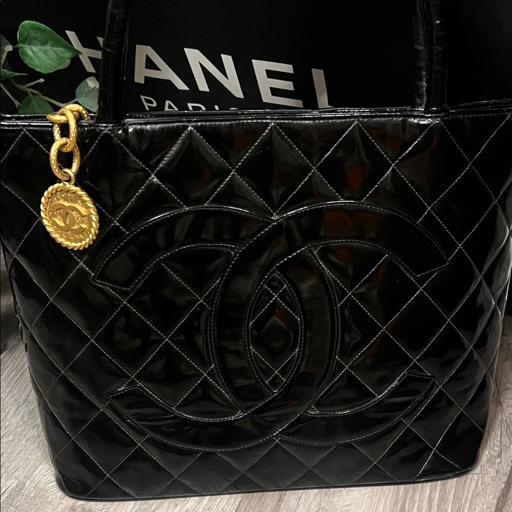 EUC- Chanel Black Quilted patent leather with 24K Gold zipper pull @lovetanyb - Picture 13 of 16